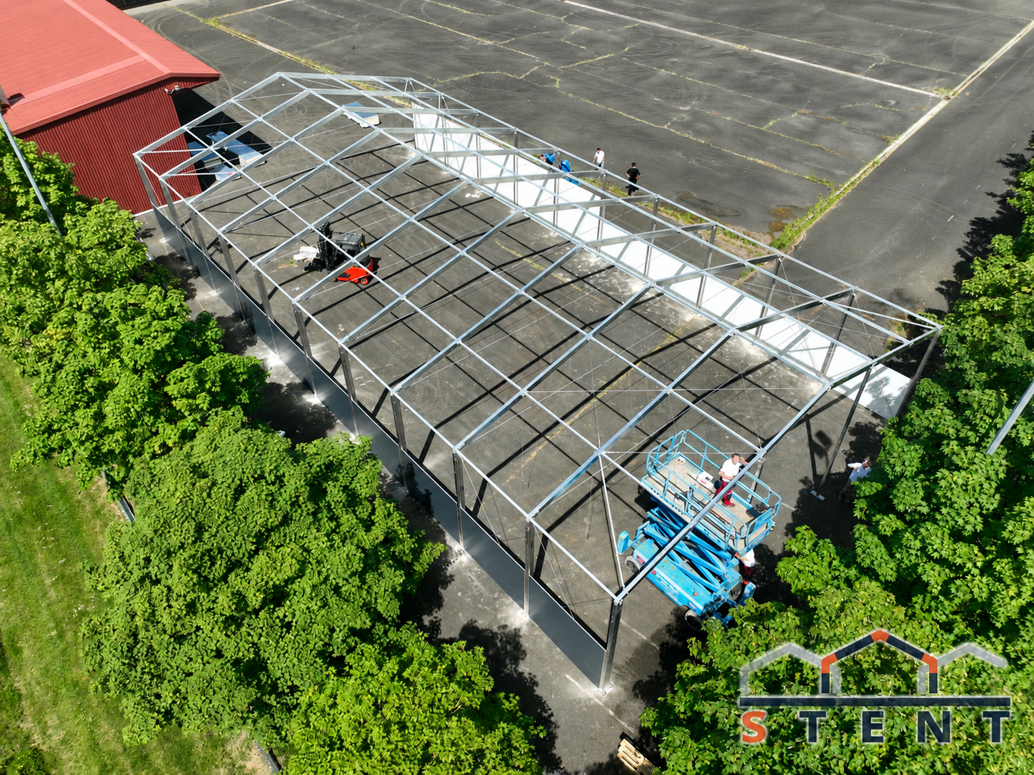 General view of the aluminium tent structure during erection