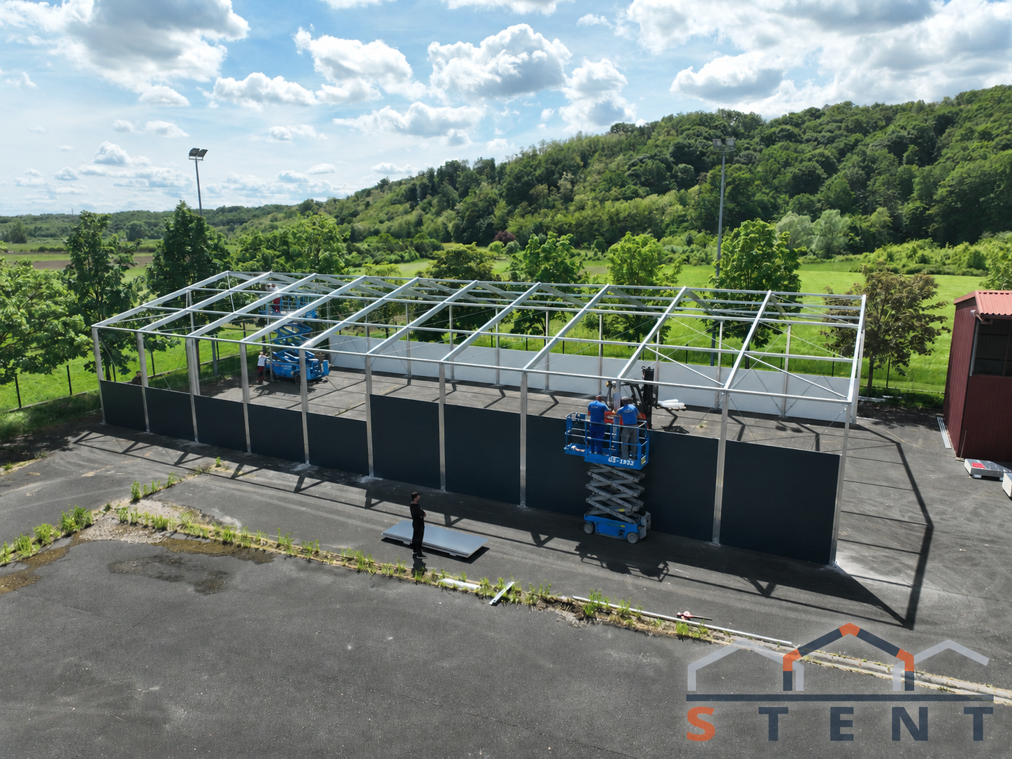 Erection of an aluminium tent structure in Soblinec